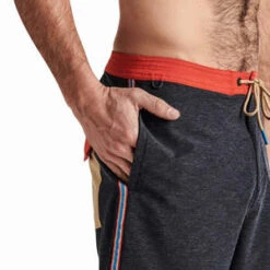 Roark RevivalChiller Boardshorts 17 - Mixtape Hinano - Dark Navy -Modern Pant Wear Shop Chiller Boardshorts 17 Mixtape Hinano Dark Navy 20230511080838